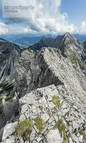 Ausblick vom Gipfel Lamsenspitze  ausgesetzten Felsgrat mit Gipfel des Hochnissl  Vomper Kette  Karwendelgebirge  Alpenpark Karwendel  Tirol  Österreich  Europa