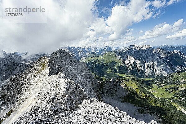 Ausblick vom Gipfel der Lamsenspitze über Felsgrat auf Schafkarspitze  ins Engtal mit Gipfel Gamsjoch  Karwendelgebirge  Alpenpark Karwendel  Tirol  Österreich  Europa