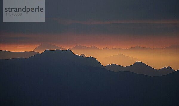 Ausblick vom Monte Lema auf Silhouetten von Bergketten im Morgenlicht  Lago Maggiore  Lugano  Tessin  Schweiz  Luino  Lombardei  Italien  Europa