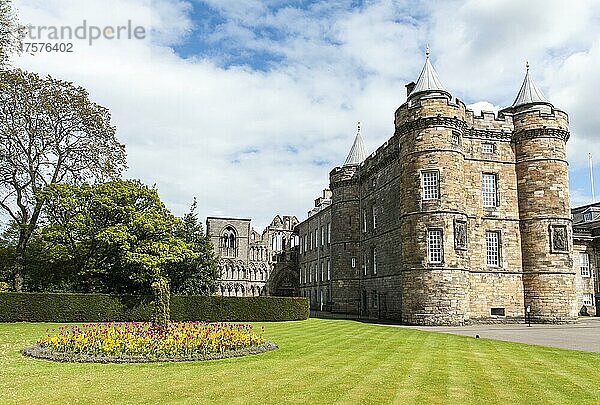 Renaissance  Seitentürme  Residenz der britischen Königin in Schottland  Holyrood Palast  Palace of Holyroodhouse  Ruine der Kirche Holyrood Abbey mittig  Royal Mile  Edinburgh  Lothian  Schottland  Großbritannien  UK  Europa