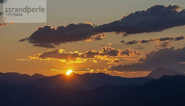 Ausblick vom Monte Lema auf Silhouetten von Bergketten mit aufgehender Sonne  Lago Maggiore  Lugano  Tessin  Schweiz  Luino  Lombardei  Italien  Europa