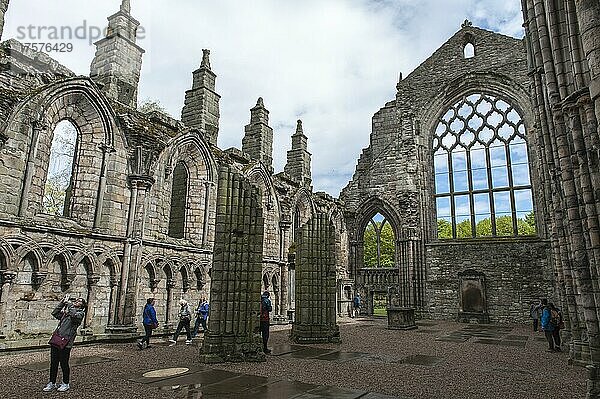 Kirchenruine Holyrood Abbey  Ruine der Abteikirche  Residenz der britischen Königin in Schottland  Holyrood Palast  Palace of Holyroodhouse  Royal Mile  Edinburgh  Lothian  Schottland  Großbritannien  UK  Europa
