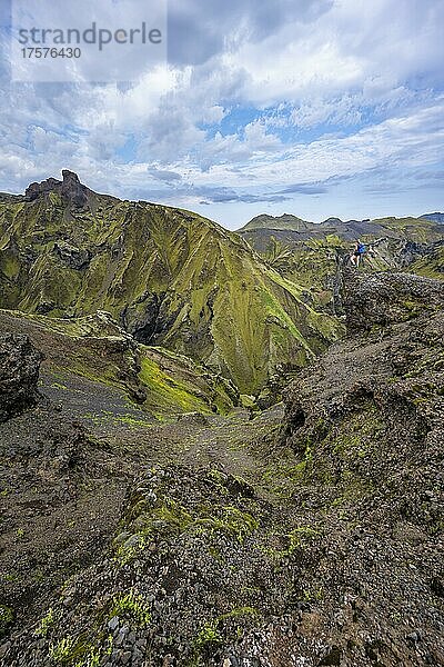 Wanderin blickt über spektakuläre Landschaft  mit Moos bewachsene Klippen  Pakgil  Island  Europa