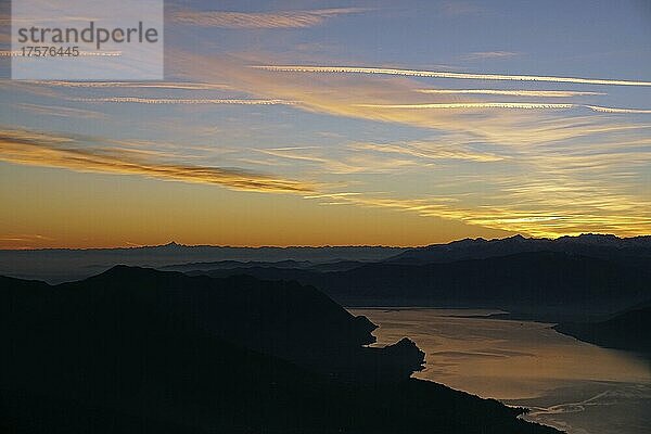 Ausblick vom Monte Lema auf Sonnenuntergang über dem Lago Maggiore  Lugano  Tessin  Schweiz  Luino  Lombardei  Italien  Europa