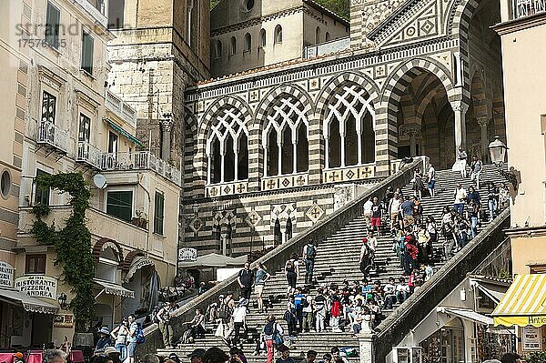 Große Freitreppe  Fenster im arabisch-normannischen Stil  viele Menschen  Touristen  Kathedrale Sant Andrea  Stadt Amalfi  Amalfiküste  Provinz Salerno  Kampanien  Italien  Europa