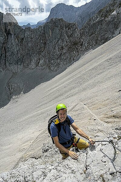 Junger Mann klettert im Klettersteig  Wanderweg zur Lamsenspitze  Karwendelgebirge  Alpenpark Karwendel  Tirol  Österreich  Europa