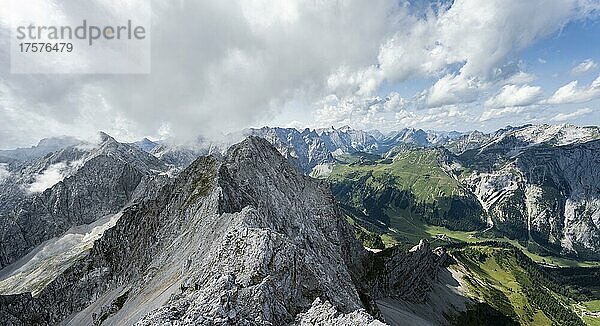 Ausblick vom Gipfel der Lamsenspitze mit Bergpanorama  auf Bergkamm mit Schafkarspitze  unten Engtal  Karwendelgebirge  Alpenpark Karwendel  Tirol  Österreich  Europa