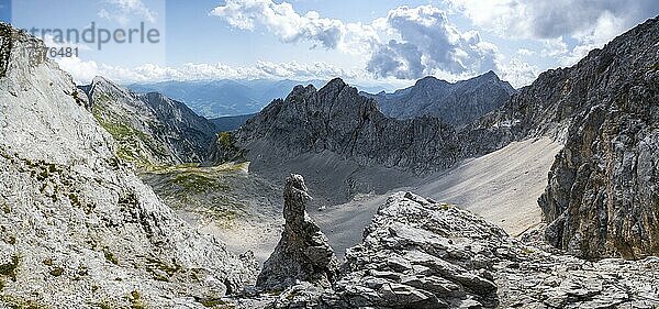 Felsnase am Klettersteig zur Lamsenspitze  Blick in Kar mit Gipfel der Mitterkarlspitze  Karwendelgebirge  Alpenpark Karwendel  Tirol  Österreich  Europa