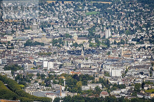 Ausblick vom Uetliberg auf die Atlstadt von Zürich  Kanton Zürich  Schweiz  Europa