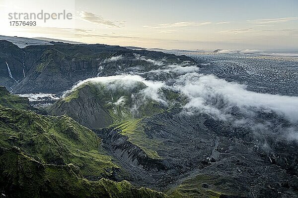 Spektakuläre Landschaft  Nebel über dem Gletscher Myrdalsjökull  Pakgil  Island  Europa