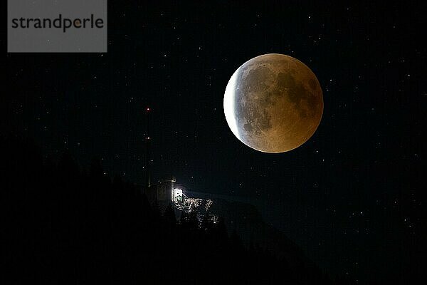Mondfinsternis über der Bergstation der Säntisbahn  Appenzell  Alpen  Schweiz  Europa