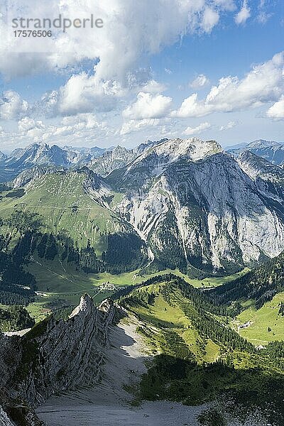 Ausblick vom Gipfel der Lamsenspitze ins Engtal mit Gipfel Gamsjoch  Karwendelgebirge  Alpenpark Karwendel  Tirol  Österreich  Europa