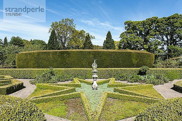 Landschaftsgarten  Garten  sternförmige Hecke  Cawdor Castle & Garden  bei Inverness  Highland  Schottland  Großbritannien  UK  Europa