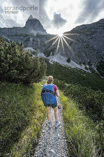 Sonnenstern  Wanderer auf dem Weg zur Lamsenspitze  Tirol  Österreich  Europa