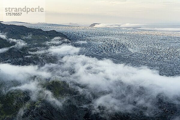 Spektakuläre Landschaft  Nebel über dem Gletscher Myrdalsjökull  Pakgil  Island  Europa