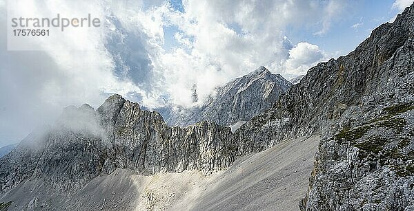 Ausblick auf Bergkamm mit Mitterkarlspitze  Klettersteig zur Lamsenspitze  Karwendelgebirge  Alpenpark Karwendel  Tirol  Österreich  Europa