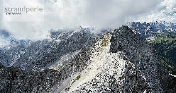 Ausblick vom Gipfel der Lamsenspitze auf Bergkamm mit Schafkarspitze  Karwendelgebirge  Alpenpark Karwendel  Tirol  Österreich  Europa