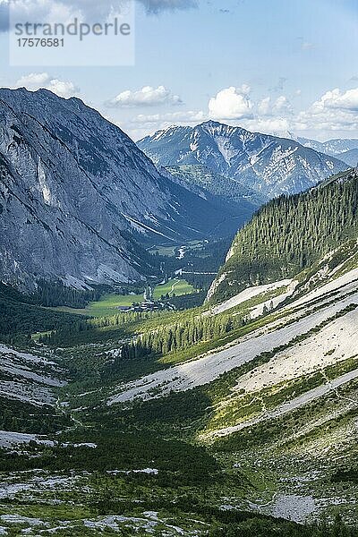 Ausblick ins Falzthurntal  Wanderweg zur Lamsenjochhütte  Karwendelgebirge  Alpenpark Karwendel  Tirol  Österreich  Europa