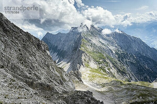 Ausblick vom Klettersteig zur Lamsenspitze  auf ausgesetzten Felsgrat der Vomper Kette mit Gipfel des Hochnissl  Karwendelgebirge  Alpenpark Karwendel  Tirol  Österreich  Europa