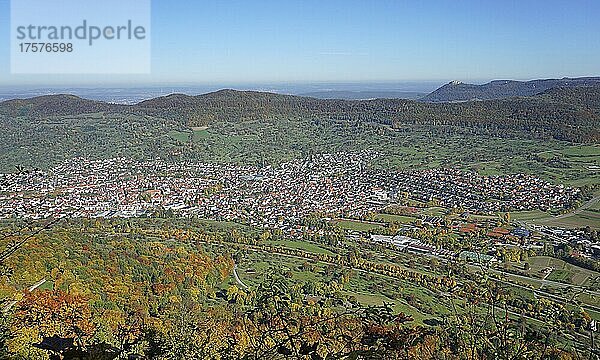 Herbstlaub  Ausblick auf Dettingen-Erms  Albtrauf und Burg Hohenneuffen  Ermstal  Biosphärengebiet Schwäbische Alb  Baden-Württemberg  Deutschland  Europa