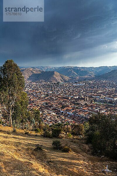 Gewitter über dem Tal von Cusco  Mirador del  Cusco  Peru  Südamerika