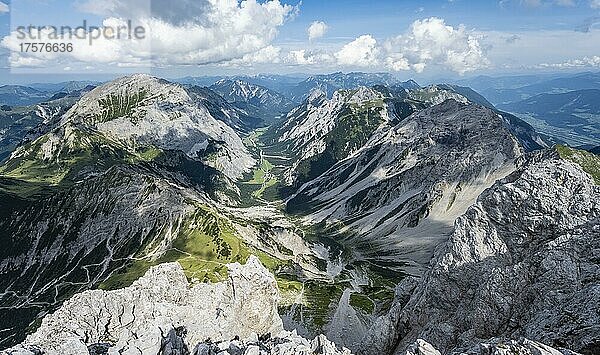 Ausblick vom Gipfel der Lamsenspitze über das Falzthurntal  mit Berggipfel Sonnjoch und Rappenspitze  Karwendelgebirge  Alpenpark Karwendel  Tirol  Österreich  Europa