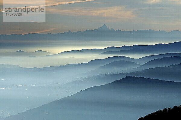 Ausblick vom Pizzoni di Laveno auf Silhouetten von Bergketten mit Monte Viso in der Ferne  Lago Maggiore  Laveno  Lombardei  Italien  Europa