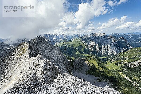 Ausblick vom Gipfel der Lamsenspitze über Felsgrat auf Schafkarspitze  ins Engtal mit Gipfel Gamsjoch  Karwendelgebirge  Alpenpark Karwendel  Tirol  Österreich  Europa