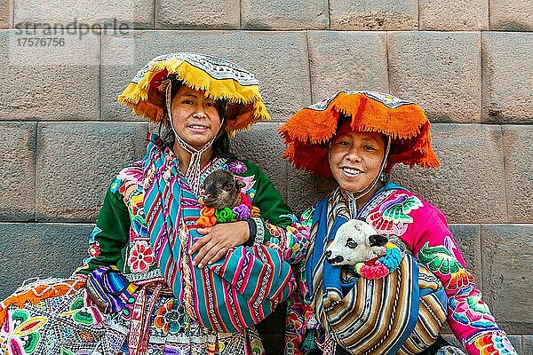 Zwei Inka-Frauen in traditioneller Tracht mit Lämmern vor einer Inka-Mauer  Cusco  Peru  Südamerika