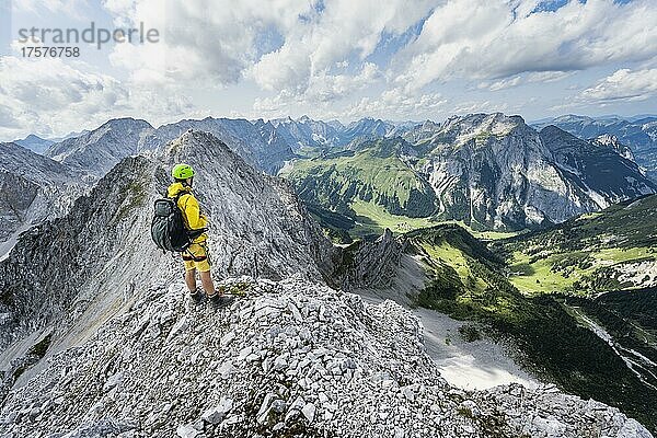 Wanderer am Gipfel der Lamsenspitze  Ausblick auf Felsgrat und Gipfel der Schafkarspitze  hinten Engtal und gamsjoch  Karwendelgebirge  Alpenpark Karwendel  Tirol  Österreich  Europa