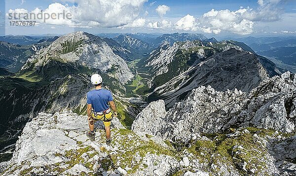 Wanderer am Gipfel der Lamsenspitze  Ausblick in das Falthurntal mit Gipfel Sonnjoch und Rappenspitze  Karwendelgebirge  Alpenpark Karwendel  Tirol  Österreich  Europa