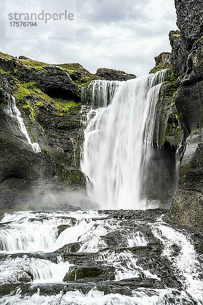Ófærufossar  zwei Wasserfälle  Feuerschlucht Eldgjá  isländisches Hochland  Island  Europa