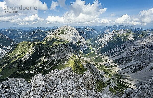 Ausblick vom Gipfel der Lamsenspitze ins Falzthurntal mit Gipfel Sonnjoch  Karwendelgebirge  Alpenpark Karwendel  Tirol  Österreich  Europa