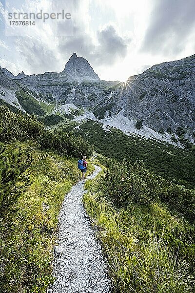 Sonnenstern  Wanderer auf dem Weg zur Lamsenspitze  Tirol  Österreich  Europa