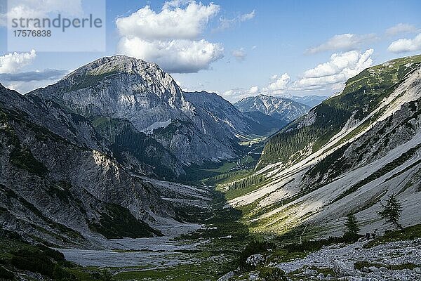 Ausblick ins Falzthurntal mit Berggipfel Sonnjoch  Wanderweg zur Lamsenjochhütte  Karwendelgebirge  Alpenpark Karwendel  Tirol  Österreich  Europa