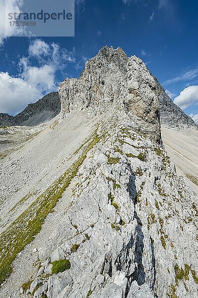 Ausgesetzter Felsgrat mit Gipfel der Lamsenspitze  Karwendelgebirge  Alpenpark Karwendel  Tirol  Österreich  Europa