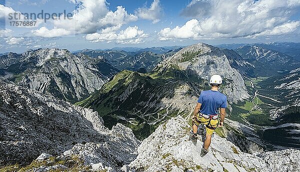 Wanderer am Gipfel der Lamsenspitze  Ausblick in das Falthurntal mit Gipfel Sonnjoch  Karwendelgebirge  Alpenpark Karwendel  Tirol  Österreich  Europa