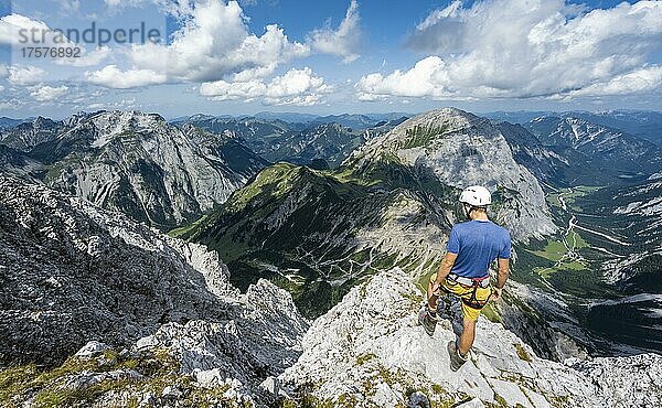 Wanderer am Gipfel der Lamsenspitze  Ausblick in das Falthurntal mit Gipfel Sonnjoch  Karwendelgebirge  Alpenpark Karwendel  Tirol  Österreich  Europa
