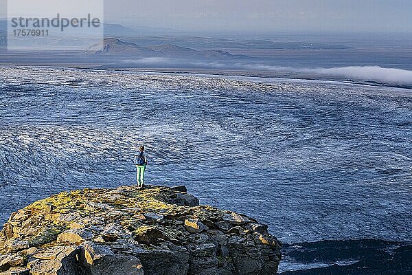 Wanderin blickt über spektakuläre Landschaft  Gletscher Myrdalsjökull  Pakgil  Island  Europa
