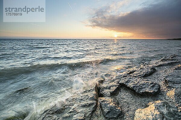 Morgenstimmung bei leichtem Wind und Wellen Uferbefestigung im Hafen von Güttingen  Bodensee  Thurgau  Schweiz  Europa