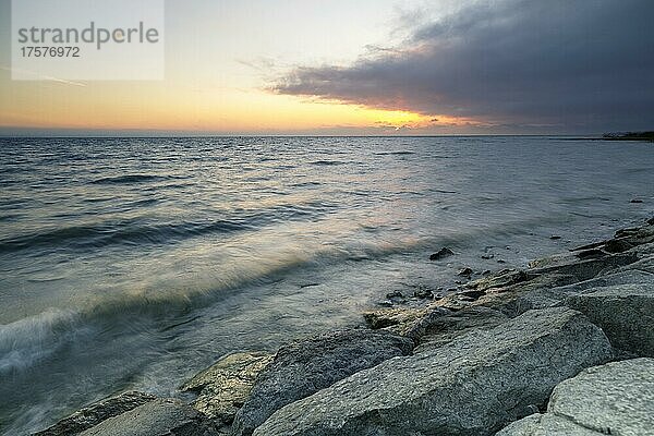 Morgenstimmung bei leichtem Wind und Wellen Uferbefestigung im Hafen von Güttingen  Bodensee  Thurgau  Schweiz  Europa