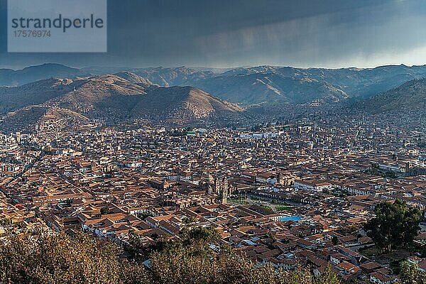 Stadtansicht  Gewitter über dem Tal von Cusco  Mirador del  Cusco  Peru  Südamerika