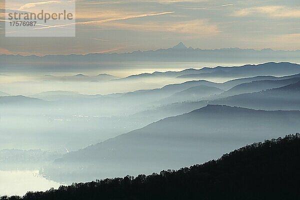 Ausblick vom Pizzoni di Laveno auf Silhouetten von Bergketten mit Monte Viso in der Ferne  Lago Maggiore  Laveno  Lombardei  Italien  Europa