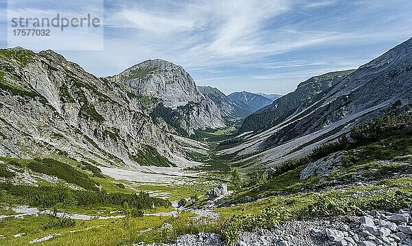 Wanderweg zur Lamsenspitze  Blick ins Falzthurntal  hinten Gipfel des Sonnjoch  Karwendelgebirge  Alpenpark Karwendel  Tirol  Österreich  Europa