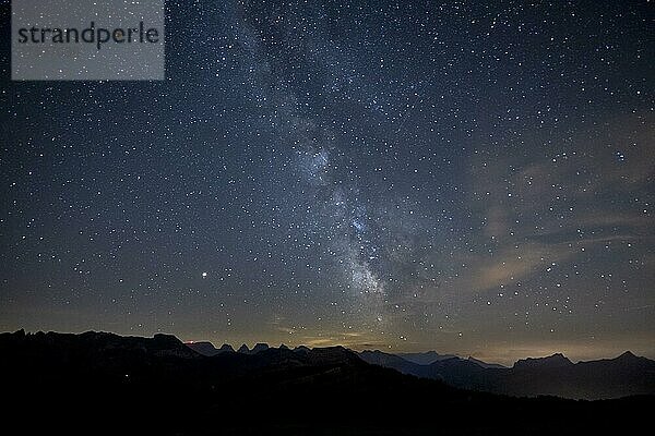 Milchstraße bei klarer Nacht auf der Hochalp  Appenzell  Alpstein  Alpen  Schweiz  Europa