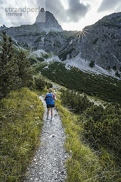 Sonnenstern  Wanderer auf dem Weg zur Lamsenspitze  Tirol  Österreich  Europa