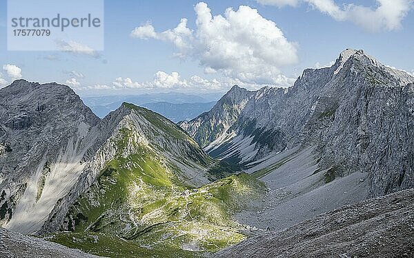 Ausblick auf Bergkessel mit Lamsenjochhütte  von der Lamsscharte  Blick ins Stallental  hinten Gipfel Hochnissl  Vomper Kette  Karwendelgebirge  Alpenpark Karwendel  Tirol  Österreich  Europa