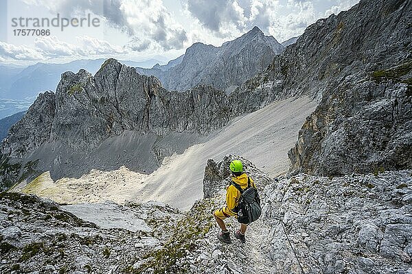 Wanderer im Klettersteig  Wanderweg zur Lamsenspitze  hinten Kar und felsige Berggipfel mit Mitterkarlspitze  Karwendelgebirge  Alpenpark Karwendel  Tirol  Österreich  Europa