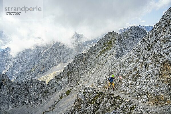 Wanderer auf Wanderweg zur Lamsenspitze  hinten felsige Berggipfel  Karwendelgebirge  Alpenpark Karwendel  Tirol  Österreich  Europa