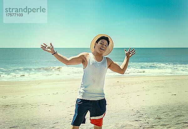 Glücklicher hübscher Mann im Urlaub im Freien  Glücklicher junger Mann am Strand  Touristisches Reisekonzept